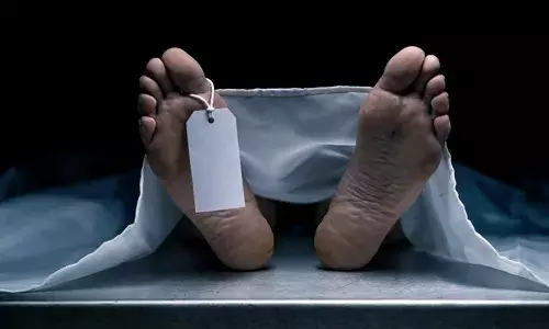 ആര്  കേസ് ഫയല്‍ എടുക്കുമെന്ന പോലീസും ഫൊറന്‍സിക്കും തമ്മില്‍ തര്‍ക്കം; മൃതദേഹം മോര്‍ച്ചറി വരാന്തയില്‍ കടന്നത് നാല് മണിക്കൂറോളം; മെഡിക്കല്‍ കോളജ് പ്രിന്‍സിപ്പല്‍ ഇടപെട്ടതോടെ പോസ്റ്റുമോര്‍ട്ടം നടത്തി മൃതദേഹം പൊലീസിനു കൈമാറി