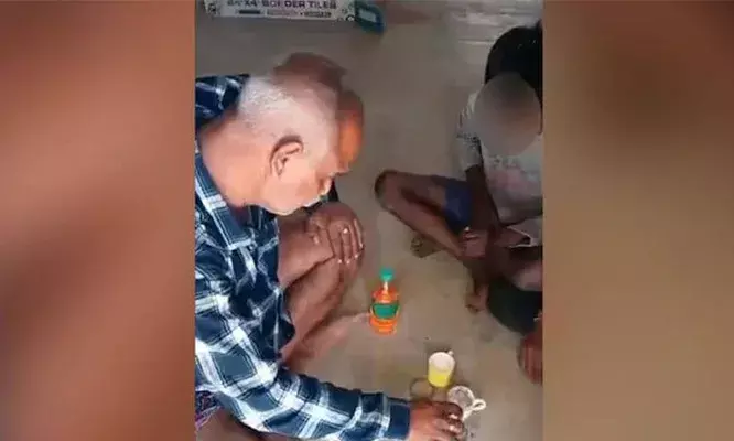 പ്രായപൂര്ത്തിയാകാത്ത വിദ്യാര്ഥികള്ക്ക് മദ്യം നല്കിയ അധ്യാപകന്; മദ്യത്തില് വെള്ളം ഒഴിക്കാനും ആവശ്യപ്പെട്ടു; മധ്യപ്രദേശില് സര്ക്കാര് സ്കൂള് അധ്യാപകന് സസ്പെന്ഷന് പ്രായപൂര്ത്തിയാകാത്ത വിദ്യാര്ഥികള്ക്ക് മദ്യം നല്കിയ അധ്യാപകന്; മദ്യത്തില് വെള്ളം ഒഴിക്കാനും ആവശ്യപ്പെട്ടു; മധ്യപ്രദേശില് സര്ക്കാര് സ്കൂള് അധ്യാപകന് സസ്പെന്ഷന്