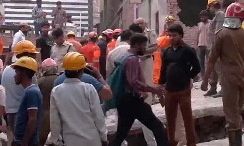 ഡല്‍ഹിയില്‍ കനത്ത മഴയും കാറ്റും ഇടിമിന്നലും; കെട്ടിടം തകര്‍ന്ന് വീണ് അപകടം: നാല് മരണം; നിരവധി പേര്‍ക്ക് പരിക്ക്; സംഭവം ഇന്ന് പുലര്‍ച്ചെ; 20ഓളം പേര്‍ കുടുങ്ങിക്കിടക്കുന്നതായി റിപ്പോര്‍ട്ട്; രക്ഷാദൗത്യം തുടരുന്നു