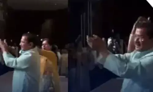 മകളുടെ വിവാഹ നിശ്ചയത്തിന് കെജ്രിവാള്‍ ദമ്പതികളുടെ കപ്പിള്‍ ഡാന്‍സ്;  പുഷ്പ 2 പാട്ടിന് നൃത്തം ചെയ്തത് പഞ്ചനക്ഷത്ര ഹോട്ടലിലെ ചടങ്ങില്‍;  ഭംഗ്ര ചുവടുകള്‍ വെക്കുന്ന ഭഗവന്ത് മന്നിന്റെ വീഡിയോയും വൈറല്‍