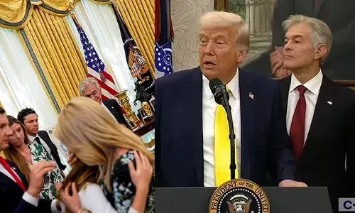 ഓവല്‍ ഓഫീസില്‍ ഡോ. മെഹ്‌മെത് ഓസിന്റെ സത്യപ്രതിജ്ഞാ ചടങ്ങിനിടെ അസാധാരണ സംഭവങ്ങള്‍;   ഡോ. ഓസിന്റെ കുടുംബാംഗം കുഴഞ്ഞുവീണു; ചടങ്ങ് പെട്ടെന്ന് അവസാനിപ്പിച്ച് ട്രംപിന്റെ ഇടപെടല്‍