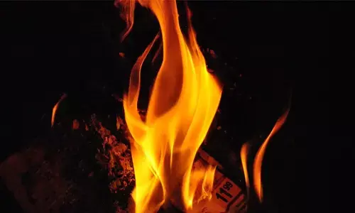 കോന്നി ഇളകൊള്ളൂരില്‍ വീടിന് തീപിടിച്ച് യുവാവിന് ദാരുണാന്ത്യം; കത്തിക്കരിഞ്ഞ നിലയില്‍ മൃതദേഹം; തീപിടിത്തത്തിന്റെ കാരണം വ്യക്തമല്ല