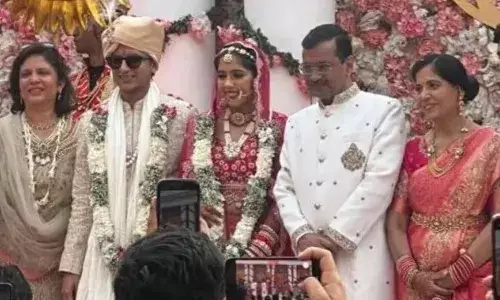 കപൂര്‍ത്തല ഹൗസ് പ്രമുഖരുടെ വിവാഹസൗധമായി മാറി; കെജ്രിവാളിന്റെ മകളുടെ വിവാഹം പഞ്ചാബ് മുഖ്യമന്ത്രിയുടെ ഔദ്യോഗിക വസതിയില്‍ നടത്തിയതില്‍ പരിഹാസവുമായി ബി.ജെ.പി; പുഷ്പ രണ്ടിലെ പാട്ടിനൊപ്പം നൃത്തച്ചുവടുകളുമായി കെജ്രിവാളും ഭാര്യയും