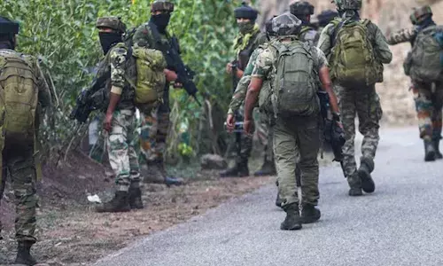 മൂന്ന് ഭീകരര്‍ ഒളിച്ചിരിക്കുന്നതായി വിവരം; കഠ്‌വ ജില്ലയില്‍തിരച്ചില്‍ ശക്തമാക്കി സുരക്ഷാ സേന