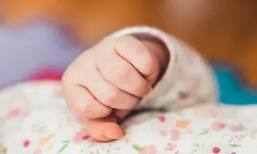 ആലപ്പുഴയില്‍ കുഞ്ഞിനെ അനധികൃതമായി ദത്തെടുത്ത് മക്കളില്ലാത്ത ദമ്പതിമാര്‍; പണം വാങ്ങി അയല്‍വാസികള്‍ക്ക് കുഞ്ഞിനെ വിറ്റ് മുഹമ്മ സ്വദേശിനിയായ യുവതി: രഹസ്യ വിവരത്തിന് പിന്നാലെ കുഞ്ഞിനെ ഏറ്റെടുത്ത് ചൈല്‍ഡ് വെല്‍ഫെയര്‍ കമ്മറ്റി