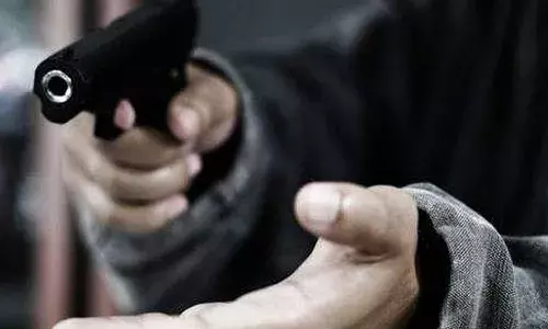 വിവാഹ ചടങ്ങിനിടെ പാര്‍ക്കിങ്ങിനെ ചൊല്ലിയുള്ള തര്‍ക്കം; തുടര്‍ന്ന് വെടിവെയ്പ്പ്; സംഭവത്തില്‍ രണ്ട് പേര്‍ മരിച്ചു; വെടിയേറ്റ അഞ്ച് പേര്‍ ചികിത്സയില്‍