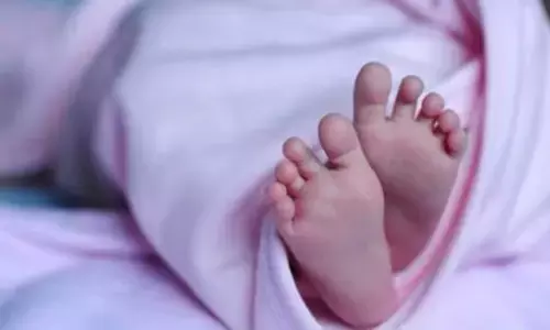 അമ്മയ്ക്ക് സമീപം ഉറങ്ങുകയായിരുന്ന കുഞ്ഞിനെ മരിച്ച നിലയിൽ കണ്ടെത്തി; രാത്രി നിർത്താതെ കരഞ്ഞപ്പോൾ പാൽ കുടിച്ചിരുന്നതായും ബന്ധുക്കൾ; ദാരുണ സംഭവം കോഴിക്കോട്