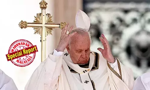 പ്രസംഗം തടസ്സപ്പെടുത്തി ആണ്‍കുട്ടി; ഷേക്ക് ഹാന്‍ഡ് കൊടുത്ത കൈവിടാതെ സ്ത്രീ; തൊപ്പി പറന്നപ്പോള്‍ പൊട്ടിച്ചിരി; കന്യാസ്ത്രീകള്‍ വളഞ്ഞപ്പോള്‍ ഞെട്ടല്‍: പോപ്പ് പദവിയില്‍ ആശയകുഴപ്പം ഉണ്ടാക്കാവുന്ന സാഹചര്യങ്ങള്‍ പോപ്പ് ഫ്രാന്‍സിസ് ചിരിച്ചു കൊണ്ട് നേരിട്ടതിങ്ങനെ