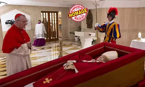 ചുവന്ന തിരുവസ്ത്രവും തൊപ്പിയും ധരിച്ച് കൈയില്‍ ജപമാലയും പിടിച്ച മാര്‍പ്പാപ്പയുടെ ഭൗതിക ശരീരത്തിന്റെ ചിത്രങ്ങള്‍ പുറത്തുവിട്ട് വത്തിക്കാന്‍; സംസ്‌കാരം ശനിയാഴ്ച റോമിലെ സെന്റ് മേരി മേജര്‍ ബസലിക്കയില്‍; ചടങ്ങുകള്‍ ആരംഭിക്കുക ഇന്ത്യന്‍ സമയം ഉച്ചയ്ക്ക് ഒന്നരയ്ക്ക്; ബുധനാഴ്ച രാവിലെ മുതല്‍ പൊതുദര്‍ശനം