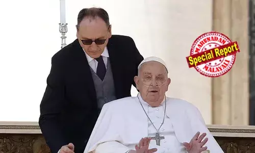 ഹര്‍ഷാരവം മുഴക്കിയ വിശ്വാസികള്‍ നിറഞ്ഞ സെന്റ് പീറ്റേഴ്‌സ് ചത്വരത്തിലേക്ക് ഇറങ്ങും മുമ്പ് ഫ്രാന്‍സിസ് മാര്‍പ്പാപ്പ ഒന്നാലോചിച്ചു; വിശ്വസ്തനായ നഴ്‌സ് മാസ്സിമിലിയാനോ സ്‌ട്രോപ്പെറ്റിയോട് ഒരു ചോദ്യം ചോദിച്ചു; മറുപടി കേട്ടതോടെ സധൈര്യം ആള്‍ക്കൂട്ടത്തിലേക്ക്; തന്റെ നഴ്‌സിനോട് പോപ്പിന്റെ അവസാന വാക്കുകള്‍ ഇങ്ങനെ