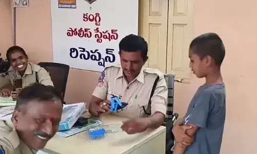 ഒന്നല്ല... രണ്ടല്ല... മൂന്ന് തവണ ഹെലികോപ്റ്റര്‍ കളിപ്പാട്ടം തകരാറിലായി; കച്ചവടക്കാരനെതിരെ പൊലീസില്‍ പരാതി നല്‍കി പത്ത് വയസ്സുകാരന്‍