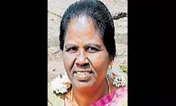 മസിനഗുഡിയില് സ്കൂട്ടറില് സഞ്ചരിച്ച ദമ്പതികള്ക്ക് നേരെ കാട്ടാനയുടെ ആക്രമണം; ഗുരുതര പരിക്കേറ്റ സ്ത്രീ മരിച്ചു മസിനഗുഡിയില് സ്കൂട്ടറില് സഞ്ചരിച്ച ദമ്പതികള്ക്ക് നേരെ കാട്ടാനയുടെ ആക്രമണം; ഗുരുതര പരിക്കേറ്റ സ്ത്രീ മരിച്ചു