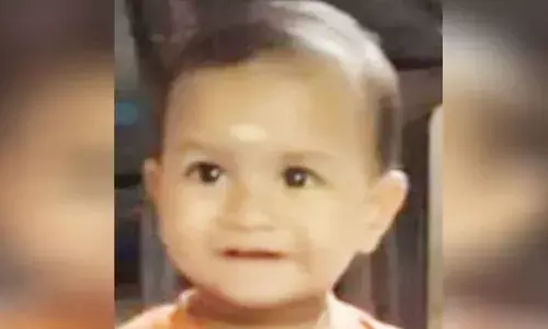 മുത്തശ്ശി വിറകുകീറുന്നതിനിടെ അരികിലെത്തി; അബദ്ധത്തില്‍ വാക്കത്തികൊണ്ടുള്ള വെട്ടേറ്റ് ഒന്നര വയസ്സുകാരന് ദാരുണാന്ത്യം