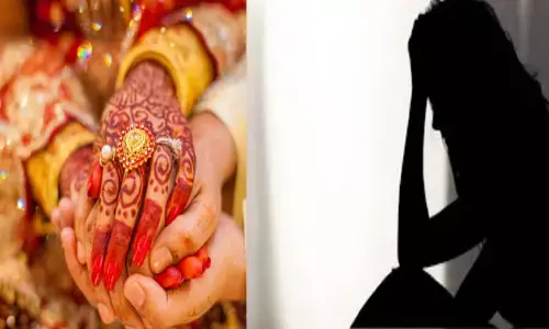 സ്ഥിരമായി മദ്യപിച്ചെത്തും; ബോധമില്ലാതെ അശ്ലീലം പറയും; സ്ത്രീധനത്തിന്റെ പേരിൽ മാനസികമായി തളർത്തും; യുവതിയുടെ പരാതിയിൽ ഭർത്താവും ഭർതൃപിതാവിനുമെതിരെ കേസെടുത്ത് പോലീസ്