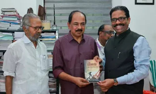 പ്രവാസി ഗ്രന്ഥകാരനെ മന്ത്രി ജി.ആര്.അനില് ആദരിച്ചു പ്രവാസി ഗ്രന്ഥകാരനെ മന്ത്രി ജി.ആര്.അനില് ആദരിച്ചു