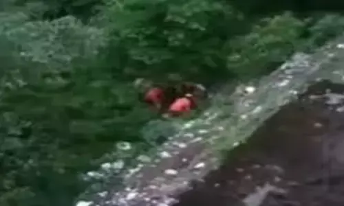 ഭിത്തിക്കരികിൽ നിന്നും കാൽ വഴുതി വീണു; കുത്തനെ പതിച്ച് യുവാവിന് ഗുരുതര പരിക്ക്; അപകടം വിവാഹ ചടങ്ങിൽ പങ്കെടുത്ത് മടങ്ങവേ; സംഭവം താമരശ്ശേരി ചുരത്തിൽ