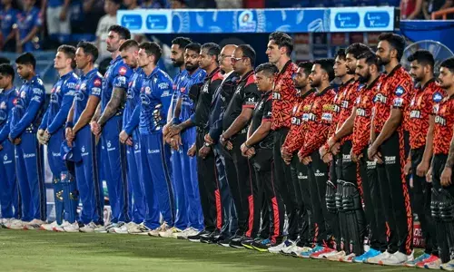 പഹല്‍ഗാം ഭീകരാക്രമണത്തെ അപലപിച്ച് ക്രിക്കറ്റ് ലോകം;  ഐപിഎല്ലില്‍ മുംബൈ - ഹൈദരാബാദ് മത്സരത്തിന് മുമ്പ് മൗനമാചരിച്ചു;  കറുത്ത ആംബാന്‍ഡ് അണിഞ്ഞു താരങ്ങള്‍