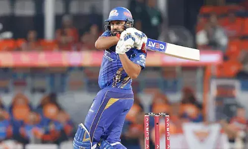 മുംബൈ പേസ് ആക്രമണത്തില്‍ പതറി ഹൈദരാബാദ്; തുണയായത് ക്ലാസന്‍ അഭിനവ് കൂട്ടുകെട്ടിന്റെ പോരാട്ടം; തുടക്കത്തിലെ തകര്‍ച്ചയില്‍ നിന്ന് കരകയറി സണ്‍റൈസേഴ്‌സ്; മുംബൈയ്ക്ക് ജയിക്കാന്‍ 144 റണ്‍സ്; ജയത്തോടെ ആദ്യ നാലിലെത്താന്‍ മുംബൈ