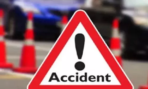 വാനിന്റെ പഞ്ചറായ ടയർ മാറ്റുന്നതിനിടെ അപകടം; മറ്റൊരു കാർ വന്നിടിച്ച് യുവാവിന് ദാരുണാന്ത്യം; സംഭവം ഡൽഹിയിൽ