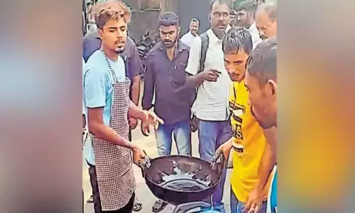 പ്ലാസ്റ്റിക് കവറുകള്‍ ഇട്ട് തിളപ്പിച്ച എണ്ണയില്‍ വടയും പഴം പൊരിയും; പ്ലാസ്റ്റിക് ഉരുക്കി ചേര്‍ത്തത് വട നന്നായി മൊരിയാനും മിനിസം കിട്ടാനും: കൊല്ലം റെയില്‍വേ സ്റ്റേഷന് സമീപത്തെ കടയടപ്പിച്ച് അധികൃതര്‍