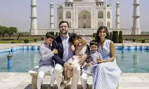 ജെ.ഡി. വാന്‍സും കുടുംബവും താജ്മഹല്‍ സന്ദശിച്ചു