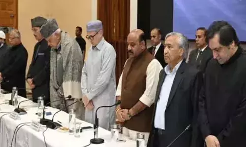 കേന്ദ്ര സര്‍ക്കാരിന്റെ ഭീകരവാദത്തിനെതിരായ നടപടികള്‍ക്ക് പൂര്‍ണ പിന്തുണ നല്‍കും; രാജ്യത്തെ കശ്മീര്‍ സ്വദേശികളുടെ സുരക്ഷ ഉറപ്പാക്കണം; പ്രത്യേക നിയമസഭാ സമ്മേളനം ചേരുമെന്നും സര്‍വകക്ഷി യോഗത്തിലെ തീരുമാനം