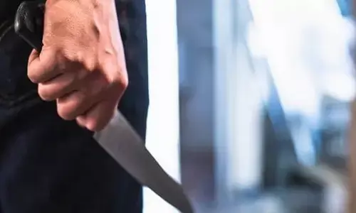 സ്വന്തം അമ്മയെ മാനസിക രോ​ഗിയാക്കാൻ ശ്രമം; ദേഷ്യം സഹിക്കാൻ കഴിയാതെ ആക്രമണം; മാതാവിന്റെ മുഖത്ത് കുത്തിപ്പരിക്കേൽപ്പിച്ച് ക്രൂരത; മാരക പരിക്ക്; സംഭവം ഉപ്പളയിൽ