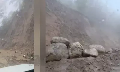 കനത്ത മഴയും മണ്ണിടിച്ചിലും; അരുണാചലില്‍ മലയാളികള്‍ ഉള്‍പ്പെടെയുള്ള വിനോദസഞ്ചാരികള്‍ കുടുങ്ങി