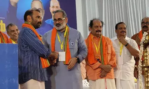 കണ്ണൂരില്‍ പാര്‍ട്ടി ഗ്രാമത്തിലെ സിപിഎം മുന്‍ ബ്രാഞ്ച് സെക്രട്ടറി ബി.ജെ.പിയില്‍ ചേര്‍ന്നു; രാജീവ് ചന്ദ്രശേഖര്‍ ഷാള്‍ അണിയിച്ചു സ്വീകരിച്ചു