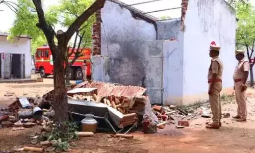 തമിഴ്നാട് ശിവകാശിയില്‍ പടക്ക നിര്‍മാണ ശാലയില്‍ തീപിടുത്തം: മൂന്നു പേര്‍ മരിച്ചു; അപകട കാരണം സ്ഫോടക വസ്തുക്കളുടെ രാസമാറ്റം