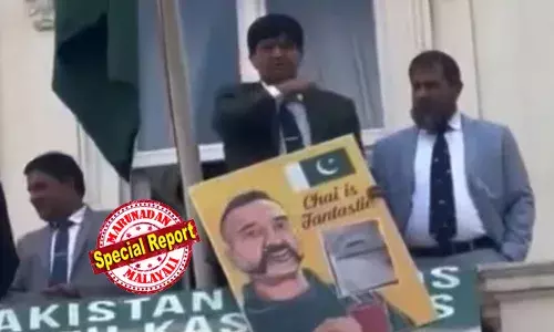 ബ്രിട്ടനിലെ പാക്കിസ്ഥാന്‍ ഹൈക്കമ്മിഷനു മുന്നില്‍ പ്രതിഷേധിച്ച ഇന്ത്യക്കാര്‍ക്കുനേരെ പ്രകോപനപരമായ ആംഗ്യവുമായി പാക്ക് ഉന്നതോദ്യോഗസ്ഥന്‍; പാക് ഡിഫന്‍സ് അറ്റാഷെ കാണിച്ചത് കഴുത്തറക്കുമെന്ന ആംഗ്യം;  സംഘര്‍ഷാവസ്ഥ