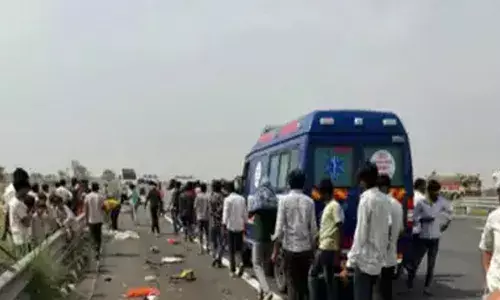 പതിവ് ശുചീകരണ ജോലികളിൽ ഏർപ്പെടുന്നതിനിടെ അപകടം; പാഞ്ഞെത്തിയ പിക്കപ്പ് വാൻ തൊഴിലാളികൾക്കിടയിലേക്ക് ഇടിച്ചുകയറി; ആറ് പേർക്ക് ദാരുണാന്ത്യം; അഞ്ച് പേർക്ക് പരിക്ക്