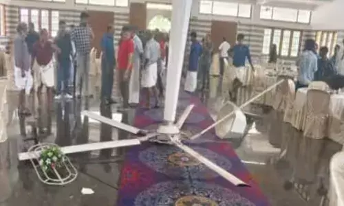 പള്ളിക്കുള്ളിൽ മനസമ്മത ചടങ്ങിനിടെ അപകടം; ആളുകളുടെ ദേഹത്ത് കൂറ്റൻ ഫാൻ പൊട്ടി വീണു; ഉഗ്ര ശബ്ദത്തിൽ നടുക്കം; അഞ്ച് പേർക്ക് പരിക്ക്; ഒഴിവായത് വൻ അപകടം