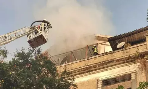 മൂന്നാം നിലയിൽ കറുത്ത പുക; ആളുകൾ പരിഭ്രാന്തിയിൽ ഇറങ്ങിയോടി; മുംബൈയിലെ ഇഡി ഓഫീസില്‍ വന്‍ തീപിടുത്തം; വ്യാപക നാശനഷ്ടം; ആർക്കും പരിക്കില്ലെന്നും റിപ്പോർട്ടുകൾ