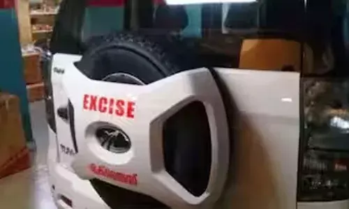 സിനിമ സ്റ്റൈൽ ചേസ്...; എക്സൈസ് ഉദ്യോഗസ്ഥനും കുടുംബവും സഞ്ചരിച്ച കാറിന് നേരെ ആക്രമണം; വാഹനത്തെ പിന്തുടർന്ന് ലഹരി കേസ് പ്രതി; രക്ഷപ്പെട്ടത് തലനാരിഴക്ക്