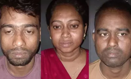 കഞ്ചാവ് കൈമാറി ഉടൻ തിരിച്ചു പോകാൻ പ്ലാനിട്ടു; ബസ് സ്റ്റോപ്പിൽ നിന്ന് പരുങ്ങൽ; രഹസ്യ വിവരത്തിന്റെ അടിസ്ഥാനത്തിൽ പരിശോധന; മൂവാറ്റുപുഴയിൽ യുവതിയടക്കം മൂന്ന് പേർ പിടിയിൽ