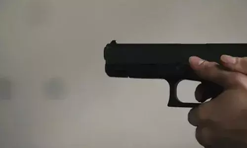 കാടുമൂടിയ സ്ഥലത്ത് പതിവില്ലാതെ വെളിച്ചം; തിരച്ചില്‍ നടത്തുന്നതിനിടെ മഞ്ചേശ്വരത്ത് യുവാവിന് വെടയേറ്റു