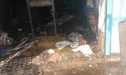 പടക്ക കടയിലിരുന്ന് കത്തിരാകല്‍: തീപ്പൊരി ചിതറി വീണ് പടക്കങ്ങള്‍ പൊട്ടിത്തെറിച്ചു; മുടിക്ക് തീ പിടിച്ച ജീവനക്കാരനെ കോട്ടയം മെഡിക്കല്‍ കോളജിലാക്കി