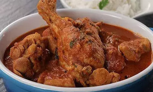 പരീക്ഷയ്ക്കിടയില്‍ അടുക്കളയില്‍ ചിക്കന്‍ മുറിക്കാന്‍ നിര്‍ബന്ധിച്ചു; സര്‍ക്കാര്‍ സ്‌കൂളിലെ അധ്യാപകന് സസ്‌പെന്‍ഷന്‍