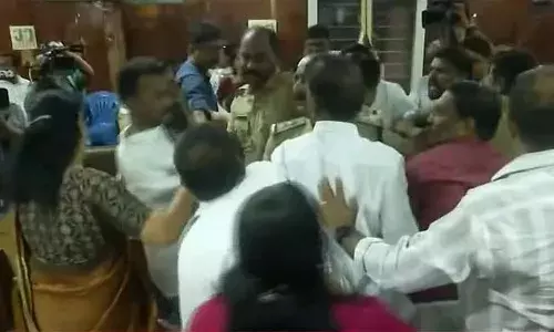 സ്പെഷ്യല്‍ സ്‌കൂളിന് ഹെഡ്ഗേവാറിന്റെ പേര് നല്‍കിയതില്‍ വിവാദം കൊഴുക്കുന്നു;  പാലക്കാട് നഗരസഭയില്‍ കൗണ്‍സിലര്‍മാര്‍ തമ്മില്‍ കൂട്ടയടി; കൗണ്‍സിലര്‍ കുഴഞ്ഞുവീണു