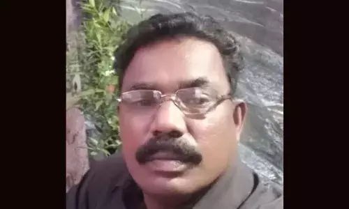 എഫ്എം ബുക്കിന് ചെന്നപ്പോള്‍ ചോദിച്ചു വാങ്ങിയത് 1500 രൂപ; ലൊക്കേഷന്‍ സ്‌കെച്ച് വേണമെങ്കില്‍ 1000 കൂടി നല്‍കാന്‍ ആവശ്യം; 500 ഓഫീസര്‍ക്ക് കൊടുക്കണമെന്ന്; കൈക്കൂലി വാങ്ങുന്നതിനിടെ കുരമ്പാല വില്ലേജിലെ കാഷ്വല്‍ സ്വീപ്പര്‍ വിജിലന്‍സ് പിടിയില്‍