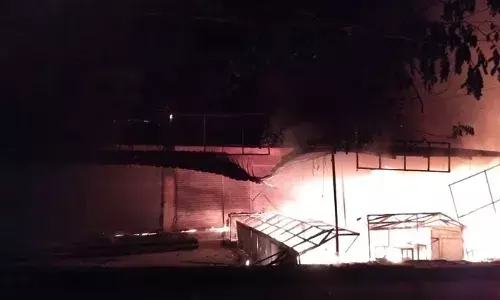 കണ്ണൂരില്‍ പഴയങ്ങാടി ബസ് സ്റ്റാന്‍ഡിനു സമീപം സൂപ്പര്‍ മാര്‍ക്കറ്റില്‍ വന്‍ തീപിടിത്തം; കട പൂര്‍ണമായും കത്തി നശിച്ചു: തീപിടിത്തത്തിന് കാരണം ഷോര്‍ട്ട് സര്‍ക്യൂട്ടെന്ന് പ്രാഥമിക, നിഗമനം