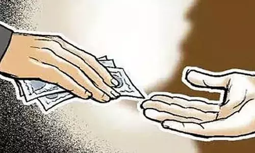 ലൊക്കേഷന്‍ സ്‌കെച്ച് ലഭിക്കുന്നതിന് ആയിരം രൂപ കൈക്കൂലി; കുരമ്പാല വില്ലേജ് ഓഫീസ് ജീവനക്കാരന്‍ കൈക്കൂലി വാങ്ങുന്നതിനിടെ പിടിയില്‍