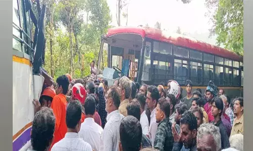 മാനന്തവാടി-മൈസൂരു അന്തര്‍സംസ്ഥാന പാതയില്‍ അപകടം; കര്‍ണാടക ആര്‍.ടി.സി ബസും സ്വകാര്യ ടൂറിസ്റ്റ് ബസ് തമ്മില്‍ കൂട്ടിയിടിച്ചു; അപകടത്തില്‍ 47 പേര്‍ക്ക് പരിക്ക്; അമിത വേഗത്തില്‍ എത്തിയ കര്‍ണാടക ആര്‍ടിസി ബസാണ് അപകടത്തിന് കാരണമെന്ന് ദൃക്‌സാക്ഷികള്‍