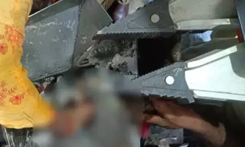 ചപ്പാത്തിയുണ്ടാക്കുന്നതിനിടെ അപകടം; യന്ത്രത്തിൽ കൈ കുടുങ്ങി; വേദന കൊണ്ട് പുളഞ്ഞു; പിന്നാലെ അഗ്നിരക്ഷാസേന സ്ഥലത്ത് പാഞ്ഞെത്തി; 57-കാരിക്ക് ഇത് അത്ഭുത രക്ഷപ്പെടൽ