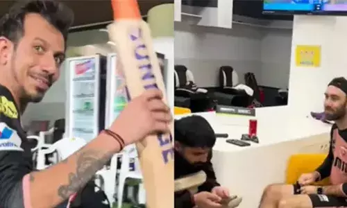 ധോണി സമ്മാനിച്ച ബാറ്റുമായി യുസവി ഡ്രെസ്സിങ് റൂമിലേക്ക്; നിനക്കെന്തിനാണ് ഈ ബാറ്റ് എന്ന് മാക്സി; അടിച്ചുകളിക്കാന്‍; ഇംപാക്ട് സബ്‌സിറ്റിയൂട്ടായ നിനക്ക് ഇതെന്തിനെന്ന് വീണ്ടും ട്രോള്‍