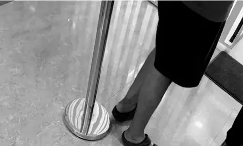 പാസ്പോർട്ട് ഓഫീസിൽ യുവാവ് ഷോർട്ട്സ് ധരിച്ചെത്തി; ക്യൂവിൽ കാത്തുനിൽക്കവേ സെക്യൂരിറ്റിയുടെ എൻട്രി; ഇതൊക്കെ കണ്ട് സ്ത്രീകൾ അസ്വസ്ഥരാവുമെന്ന് വിചിത്ര വാദം; ഒടുവിൽ സംഭവിച്ചത്!