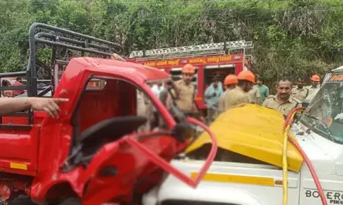 എംസി റോഡില്‍ അടൂര്‍ മിത്രപുരത്ത് പിക്കപ്പ് വാനും എയ്സ് ടെമ്പോയും കൂട്ടിയിടിച്ച് അപകടം; എയ്സില്‍ കുടുങ്ങിയ മൂന്നു പേര്‍ക്ക് ഗുരുതരപരുക്ക്; പുറത്തെടുത്തത് വാഹനം വെട്ടിപ്പൊളിച്ച്