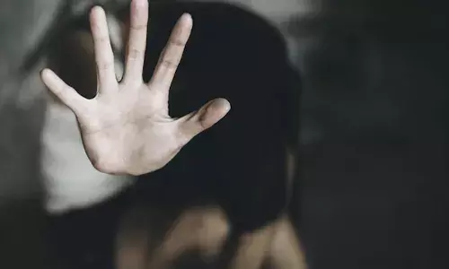 ട്യൂഷൻ കഴിഞ്ഞ് മടങ്ങവേ പിന്നിലൂടെ പമ്മിയെത്തി; കടന്നു പിടിച്ച് നിലത്തിട്ട് ക്രൂരത; കോഴിക്കോട് പതിനാറുകാരിയെ പീഡിപ്പിക്കാൻ ശ്രമം; കരഞ്ഞ് നിലവിളിച്ചോടി പെൺകുട്ടി; കേസിൽ രണ്ട് അന്യ സംസ്ഥാന തൊഴിലാളികൾ പിടിയിൽ