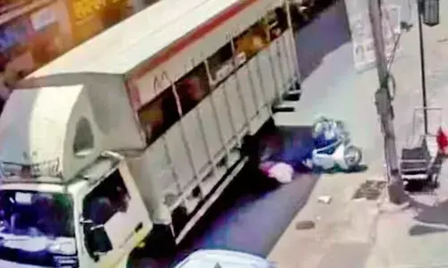 ഇടതുവശത്തുകൂടി ലോറിയെ മറികടക്കുന്നതിടെ പെട്ടെന്ന് ബ്രേക്കിട്ടു; ടയറിനടിയിൽപ്പെട്ട് 18-കാരിക്ക് ദാരുണാന്ത്യം; സ്കൂട്ടർ നല്ല വേഗതയിൽ ആയിരുന്നുവെന്ന് കണ്ടുനിന്നവർ